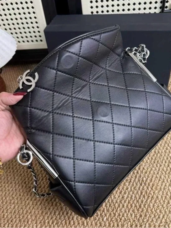 New Chanel Makeup Shoulder Bag - Picture 6 of 10